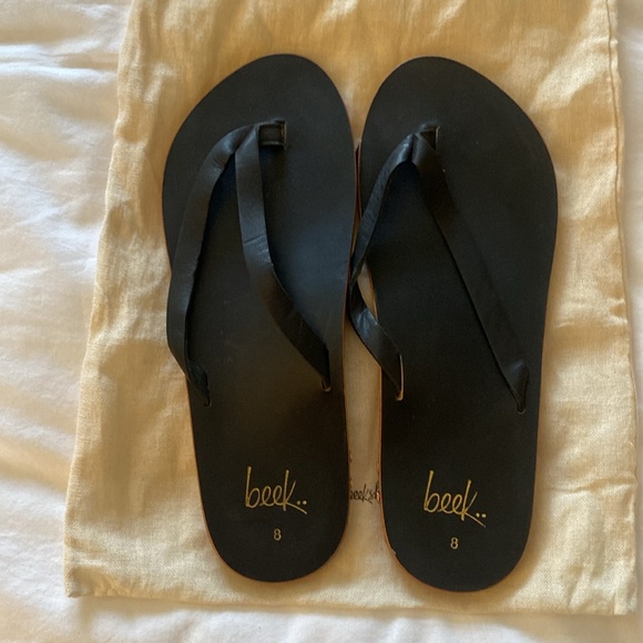 Beek Seabird black thongs in size 8 - Picture 4 of 4